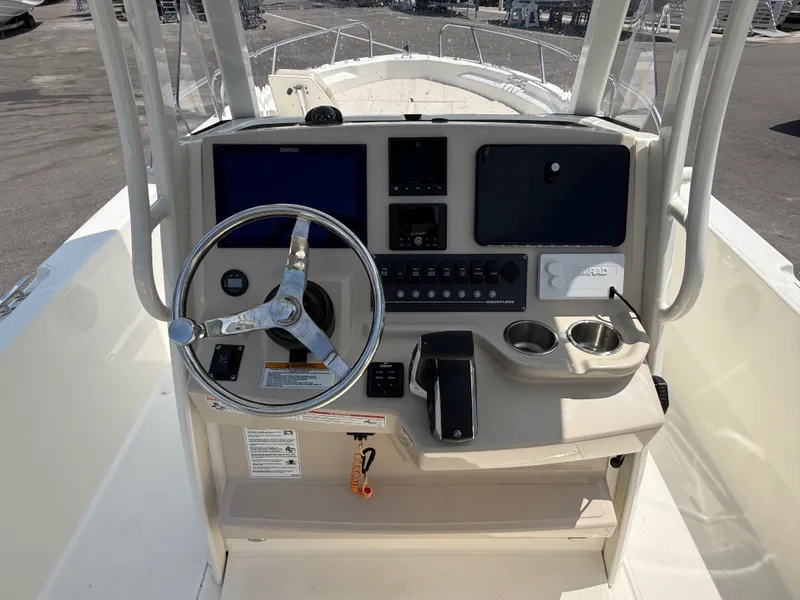 Slide: The Image of Boston Whaler 25 DAUNTLESS 2024 - 13