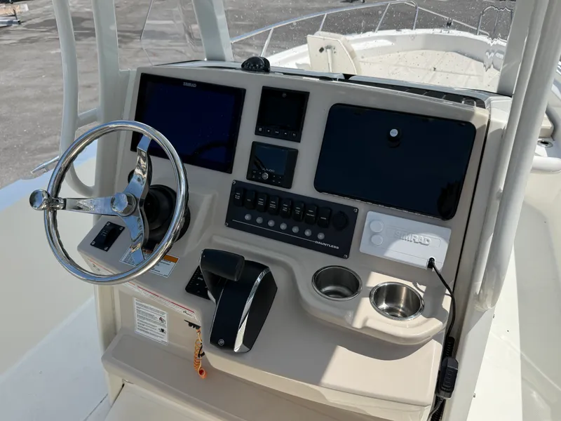Slide: The Image of Boston Whaler 25 DAUNTLESS 2024 - 17