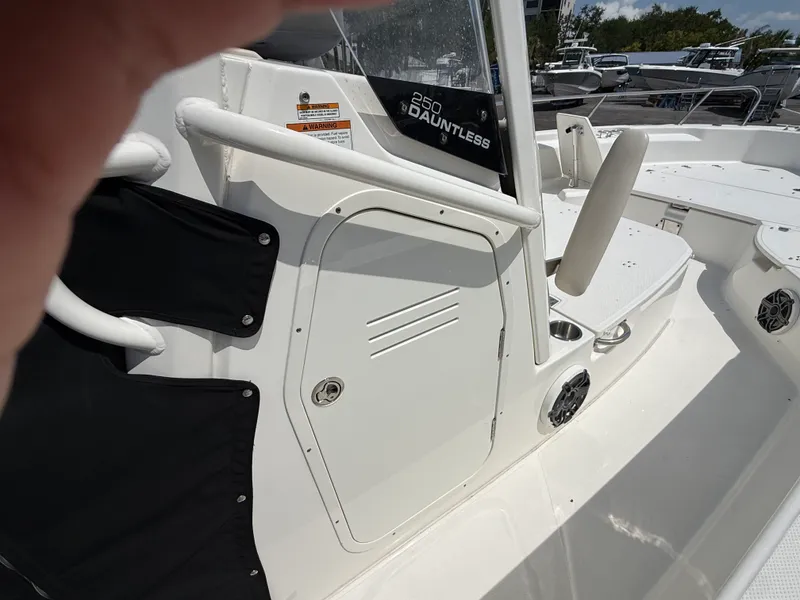 Slide: The Image of Boston Whaler 25 DAUNTLESS 2024 - 33