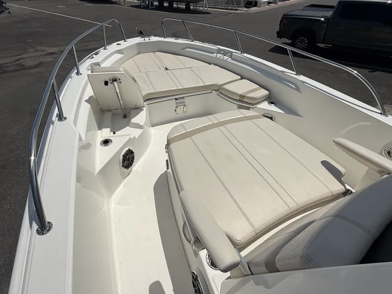 Slide: The Image of Boston Whaler 25 DAUNTLESS 2024 - 34