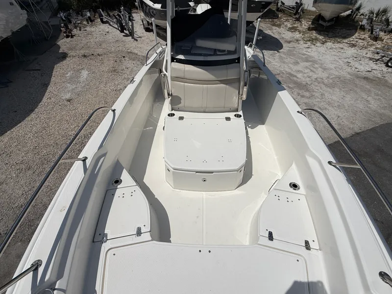 Slide: The Image of Boston Whaler 25 DAUNTLESS 2024 - 39