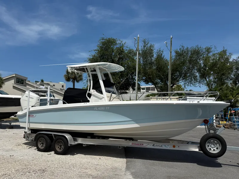 Slide: The Image of Boston Whaler 25 DAUNTLESS 2024 - 61