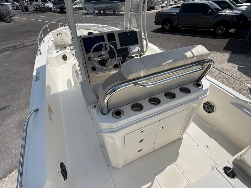 Slide: The Image of Boston Whaler 25 DAUNTLESS 2024 - 22