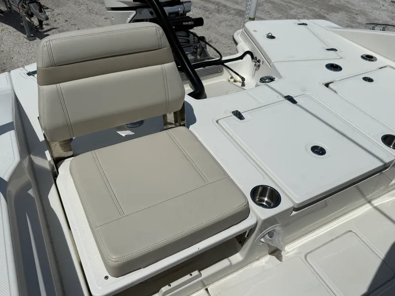 Slide: The Image of Boston Whaler 25 DAUNTLESS 2024 - 32