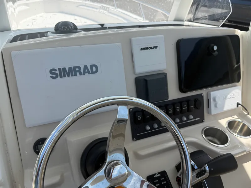 Slide: The Image of Boston Whaler 25 DAUNTLESS 2024 - 16