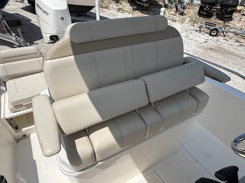 Slide: The Image of Boston Whaler 25 DAUNTLESS 2024 - 23