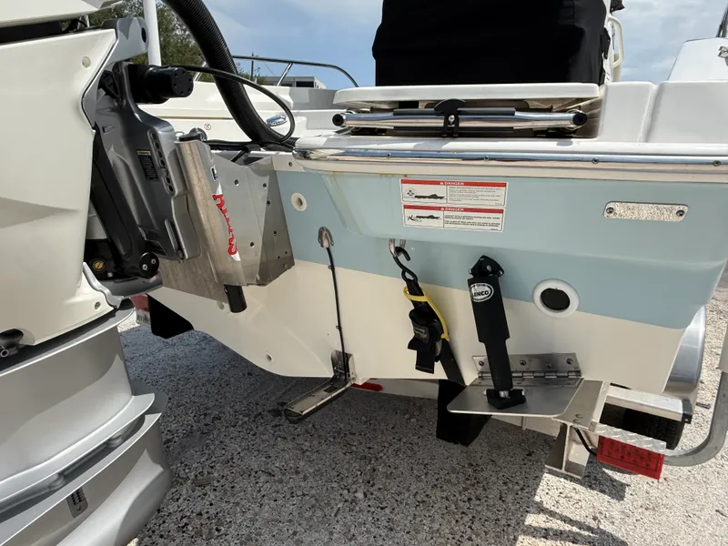 Slide: The Image of Boston Whaler 25 DAUNTLESS 2024 - 58