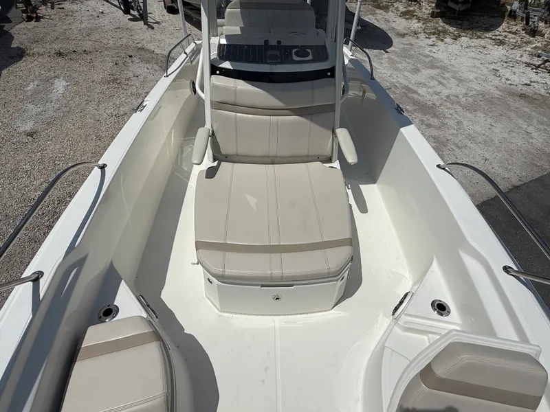 Slide: The Image of Boston Whaler 25 DAUNTLESS 2024 - 29