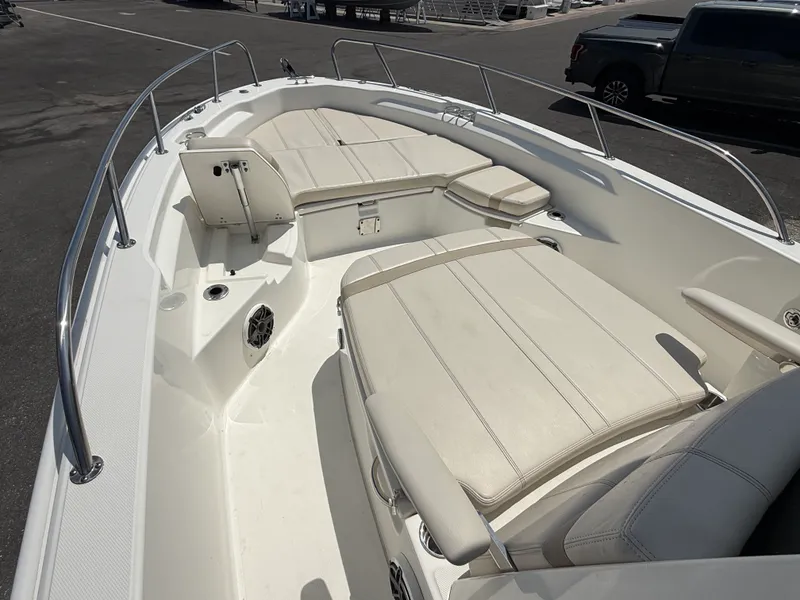 Slide: The Image of Boston Whaler 25 DAUNTLESS 2024 - 33