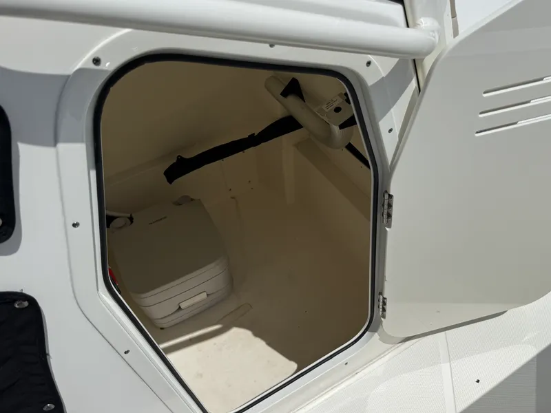 Slide: The Image of Boston Whaler 25 DAUNTLESS 2024 - 30