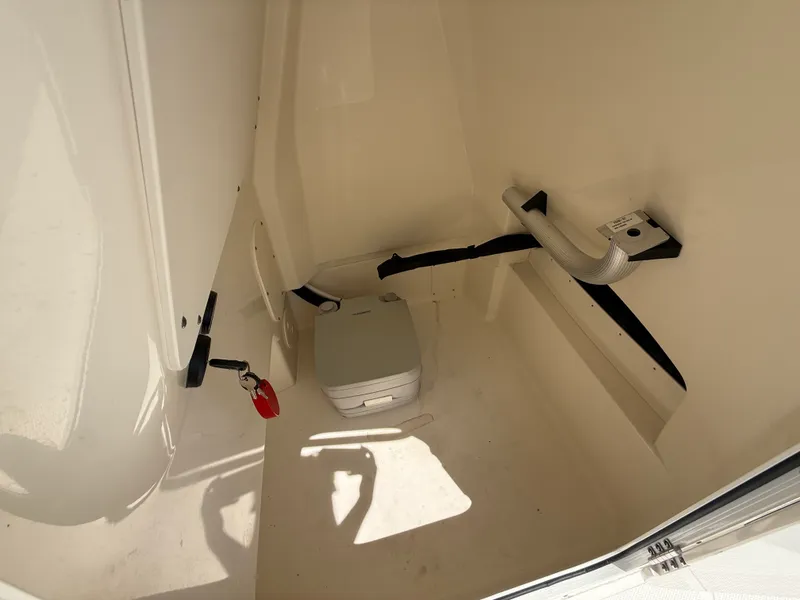 Slide: The Image of Boston Whaler 25 DAUNTLESS 2024 - 28