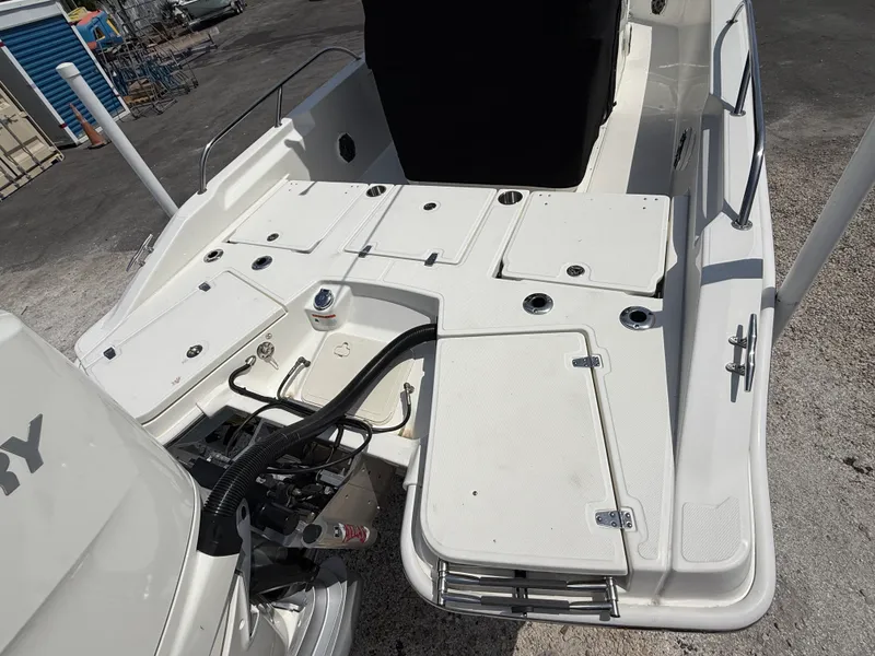 Slide: The Image of Boston Whaler 25 DAUNTLESS 2024 - 45