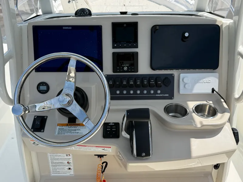 Slide: The Image of Boston Whaler 25 DAUNTLESS 2024 - 14