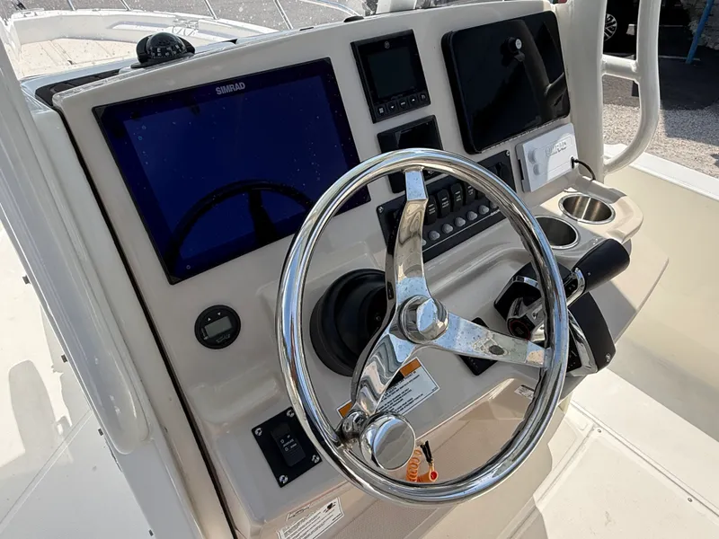 Slide: The Image of Boston Whaler 25 DAUNTLESS 2024 - 18