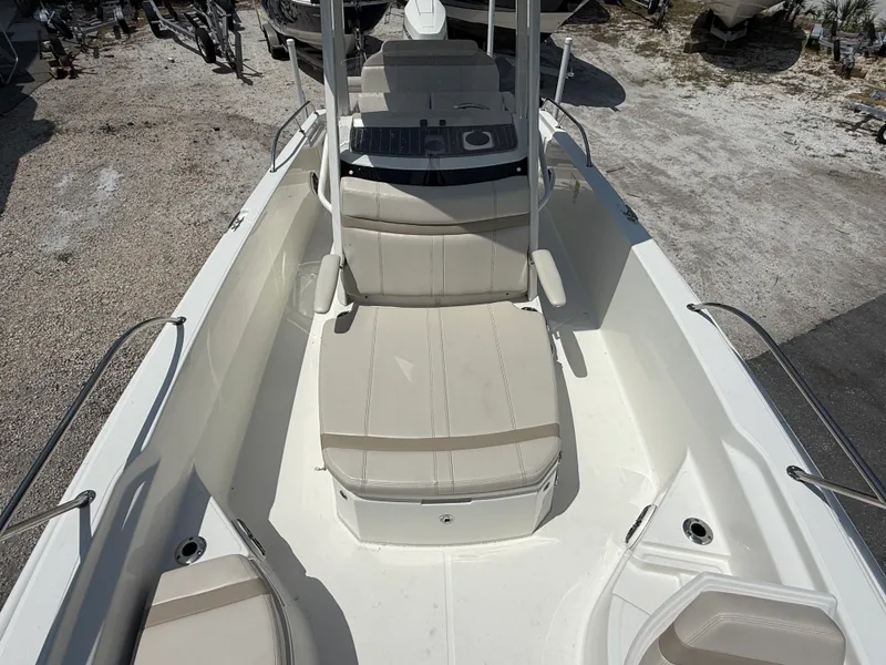 Slide: The Image of Boston Whaler 25 DAUNTLESS 2024 - 27