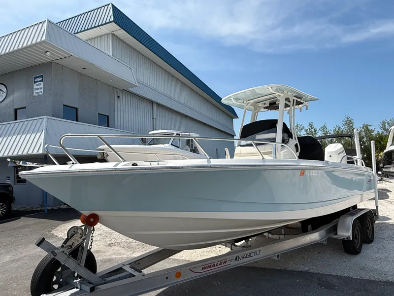 Slide: The Image of Boston Whaler 25 DAUNTLESS 2024 - 51