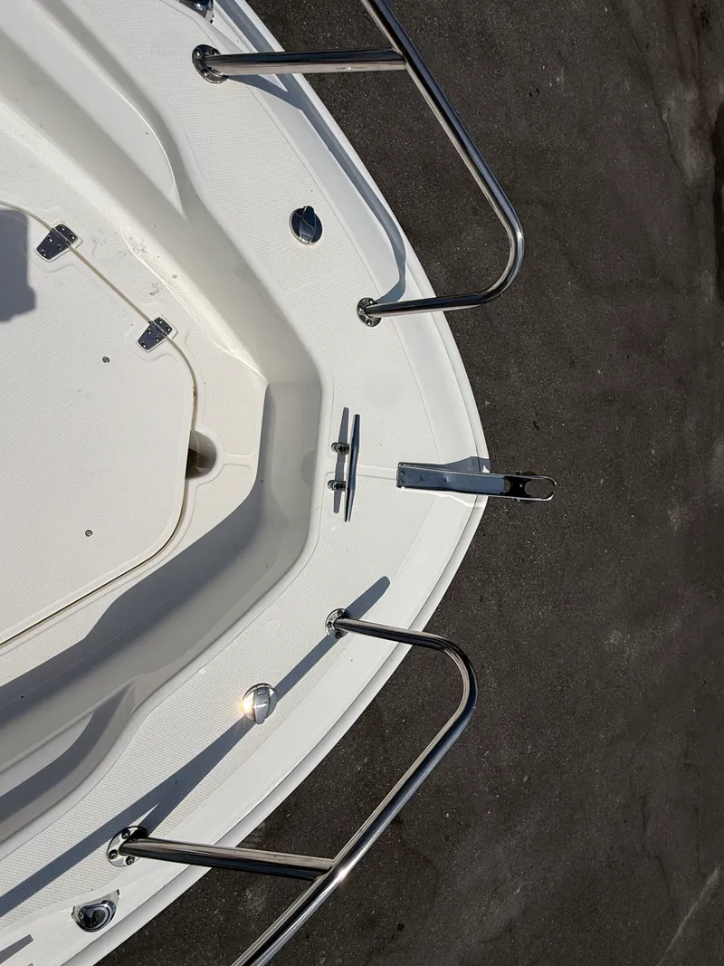 Slide: The Image of Boston Whaler 25 DAUNTLESS 2024 - 35