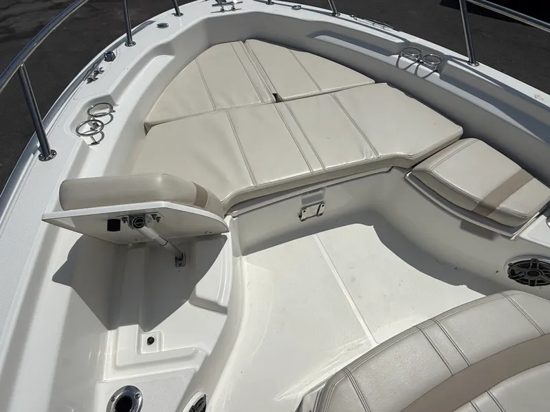 Slide: The Image of Boston Whaler 25 DAUNTLESS 2024 - 30