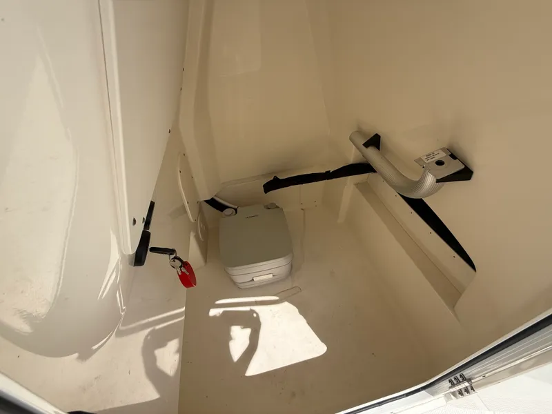 Slide: The Image of Boston Whaler 25 DAUNTLESS 2024 - 27