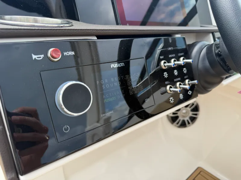 Slide: The Image of Sea Ray SDX 290 Outboard 2024 - 68