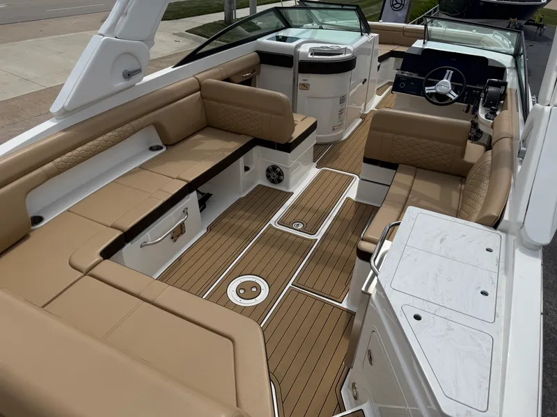 Slide: The Image of Sea Ray SDX 290 Outboard 2024 - 39