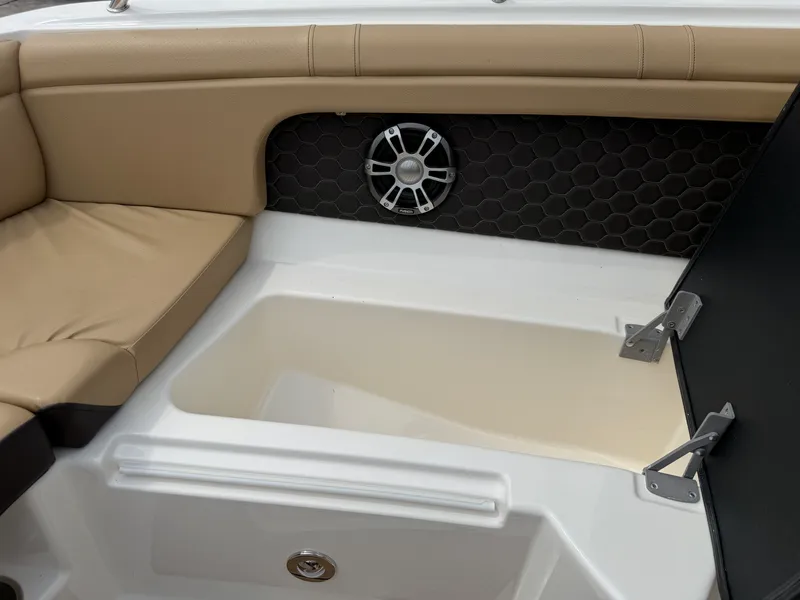 Slide: The Image of Sea Ray SDX 290 Outboard 2024 - 82