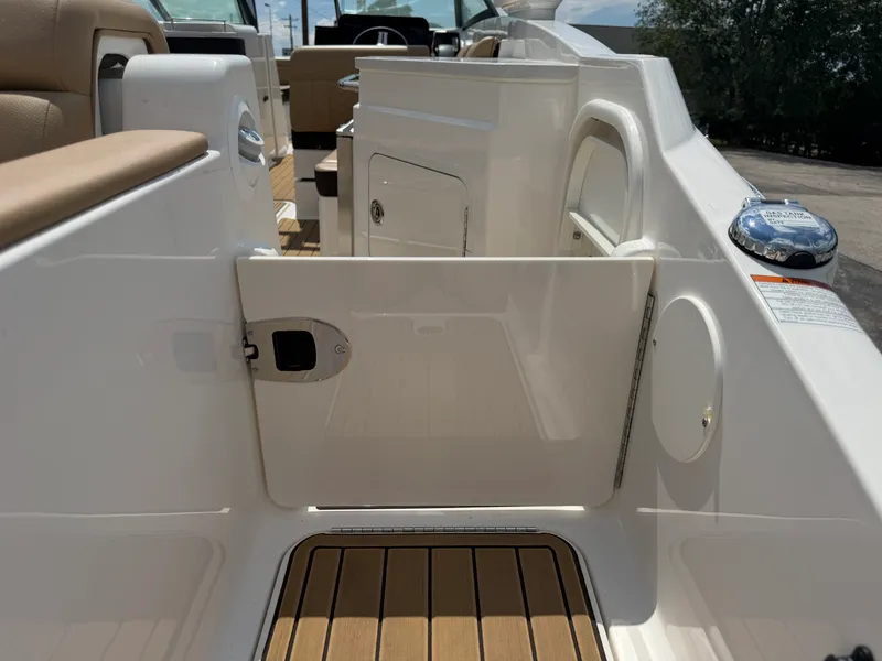 Slide: The Image of Sea Ray SDX 290 Outboard 2024 - 33