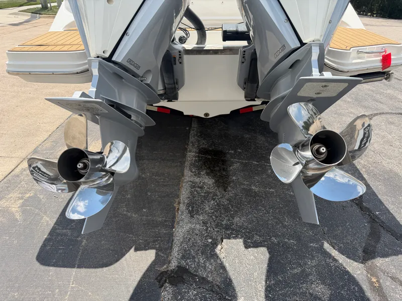 Slide: The Image of Sea Ray SDX 290 Outboard 2024 - 26