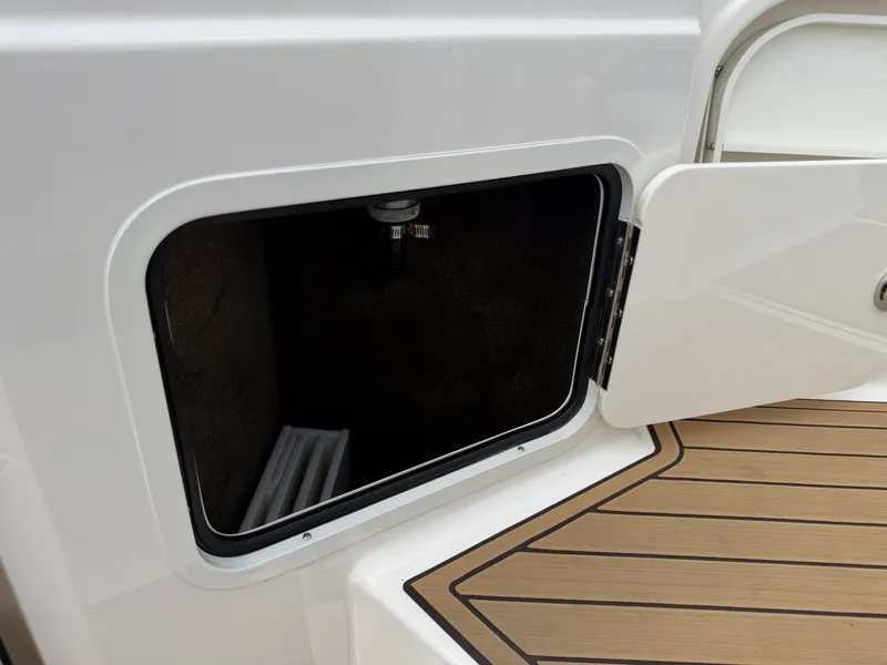 Slide: The Image of Sea Ray SDX 290 Outboard 2024 - 50