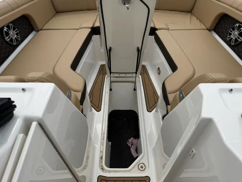 Slide: The Image of Sea Ray SDX 290 Outboard 2024 - 86