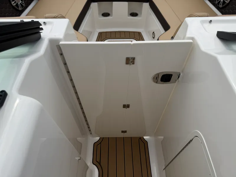 Slide: The Image of Sea Ray SDX 290 Outboard 2024 - 77