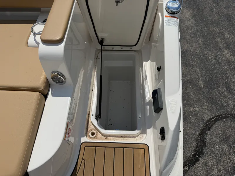 Slide: The Image of Sea Ray SDX 290 Outboard 2024 - 34