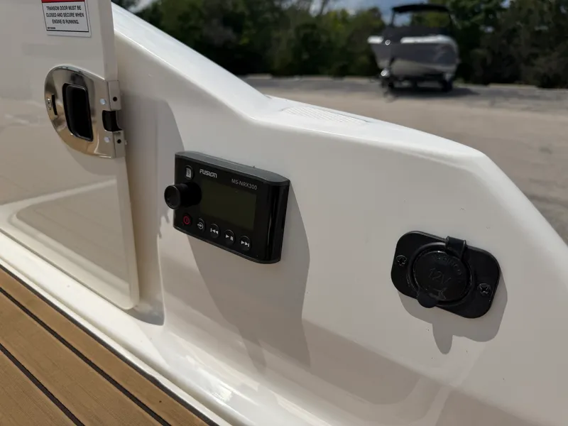 Slide: The Image of Sea Ray SDX 290 Outboard 2024 - 32