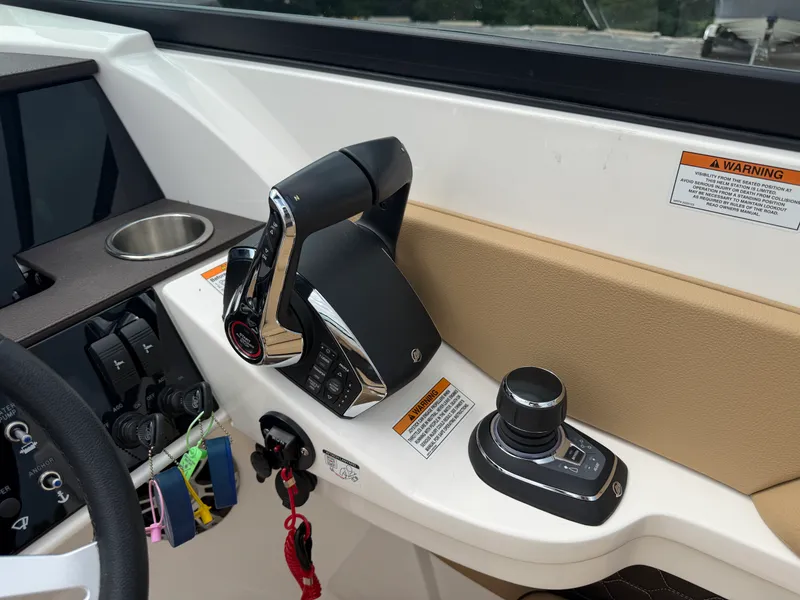 Slide: The Image of Sea Ray SDX 290 Outboard 2024 - 70