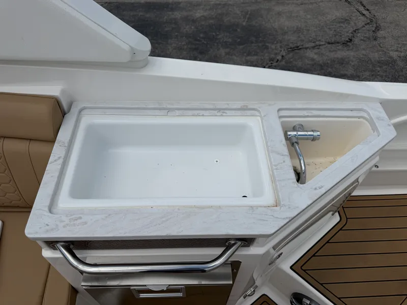 Slide: The Image of Sea Ray SDX 290 Outboard 2024 - 52