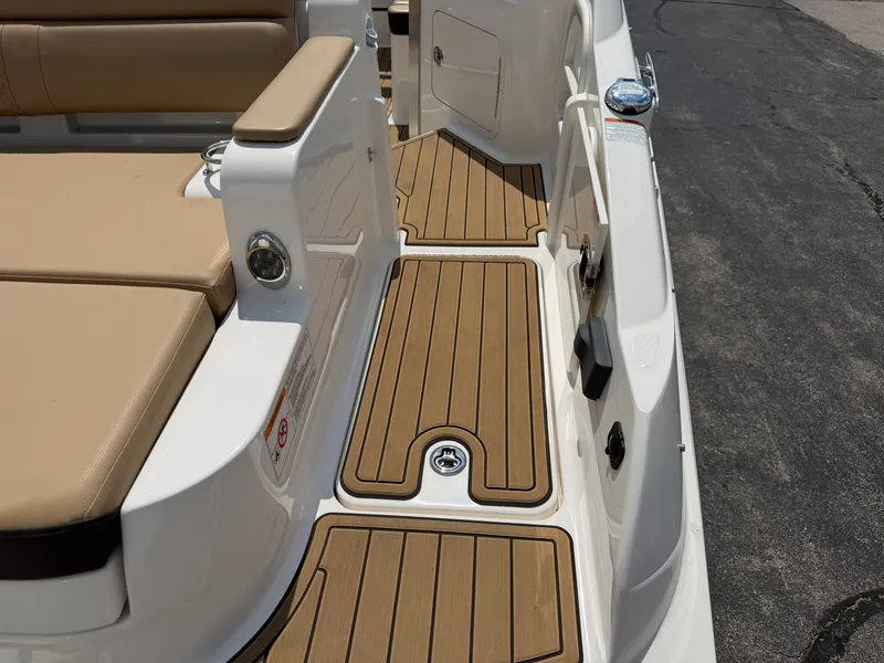 Slide: The Image of Sea Ray SDX 290 Outboard 2024 - 31