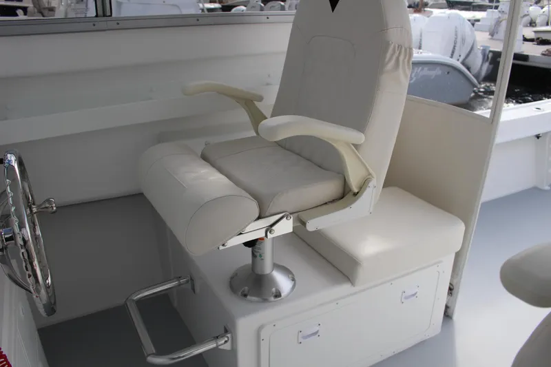 Slide: The Image of Captain's chair on the 2024 Steiger Craft 31 Miami boat. - 18