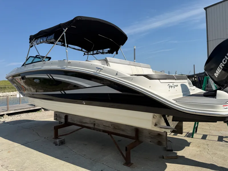 Slide: The Image of Sea Ray 270 SDX 2017 - 2