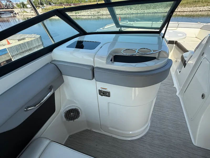Slide: The Image of Sea Ray 270 SDX 2017 - 18