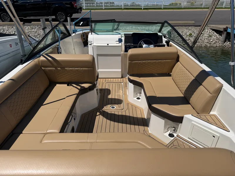 Slide: The Image of Sea Ray 250 SDX 2021 - 5