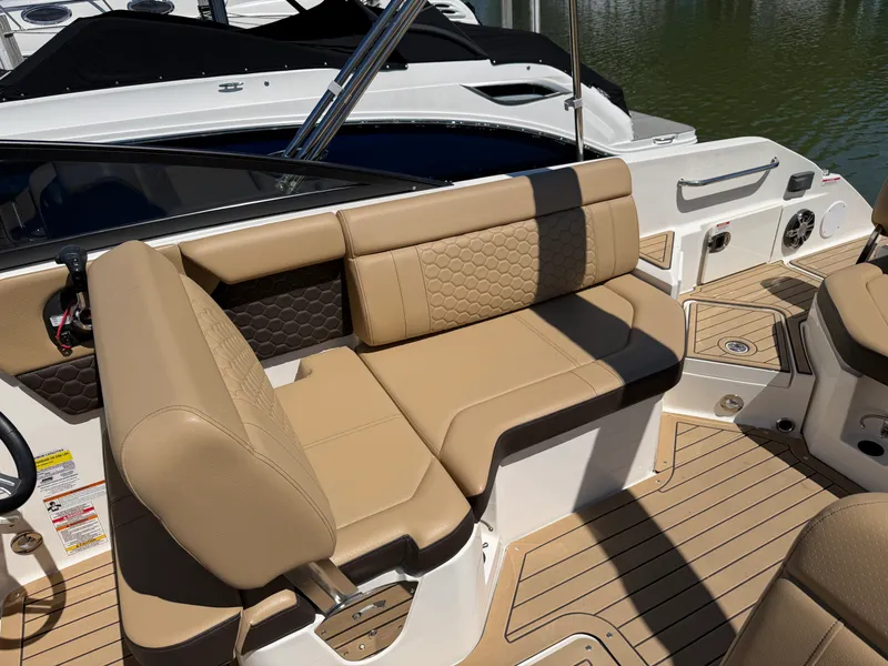 Slide: The Image of Sea Ray 250 SDX 2021 - 10