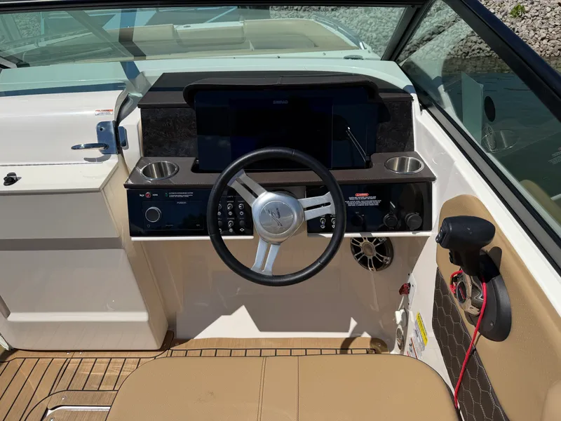 Slide: The Image of Sea Ray 250 SDX 2021 - 12
