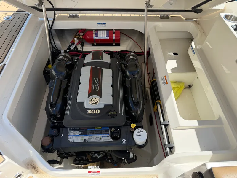 Slide: The Image of Sea Ray 250 SDX 2021 - 21