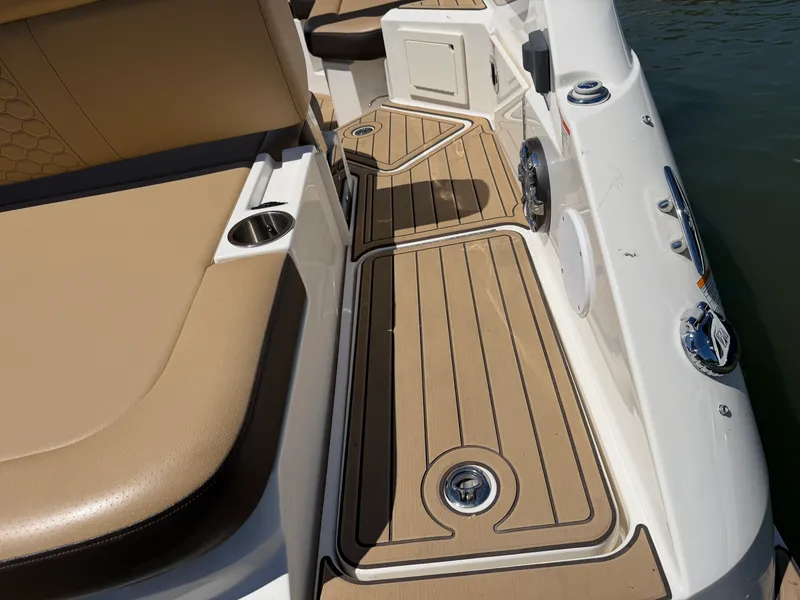 Slide: The Image of Sea Ray 250 SDX 2021 - 8