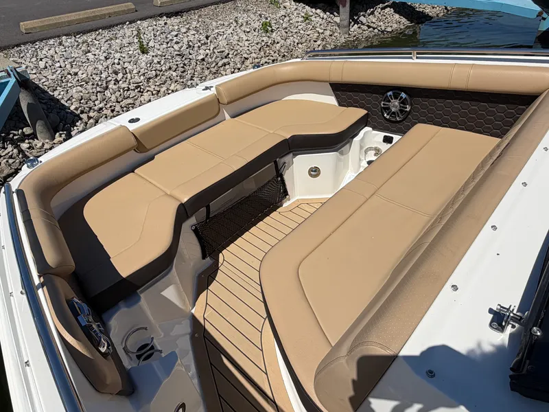 Slide: The Image of Sea Ray 250 SDX 2021 - 17