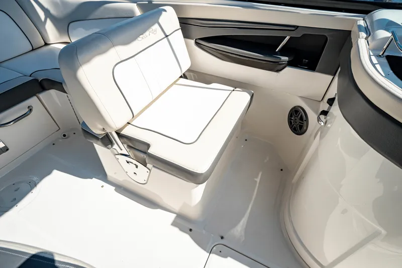 Slide: The Image of Sea Ray 240 SUNDECK OUTBOARD 2014 - 13