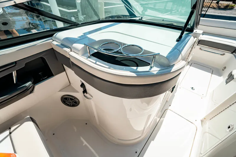 Slide: The Image of Sea Ray 240 SUNDECK OUTBOARD 2014 - 17