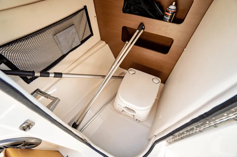 Slide: The Image of Sea Ray 240 SUNDECK OUTBOARD 2014 - 18