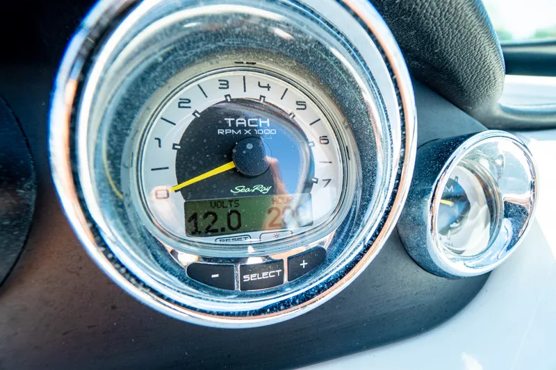 Slide: The Image of Sea Ray 240 SUNDECK OUTBOARD 2014 - 19