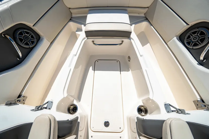 Slide: The Image of Sea Ray 240 SUNDECK OUTBOARD 2014 - 21